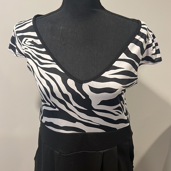 Dress white and black with Pockets size 1x/2x - Picture 2 of 5